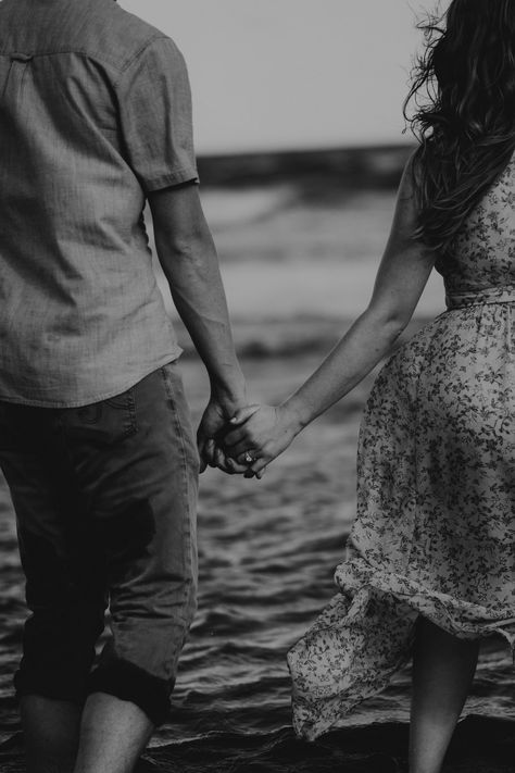 Couple At Beach, Friendship Photography, Black And White Couples, Love Couple Images, Romantic Couples Photography, Cute Couples Photography, Cute Couple Wallpaper, Love Couple Photo, Couple Photoshoot Poses