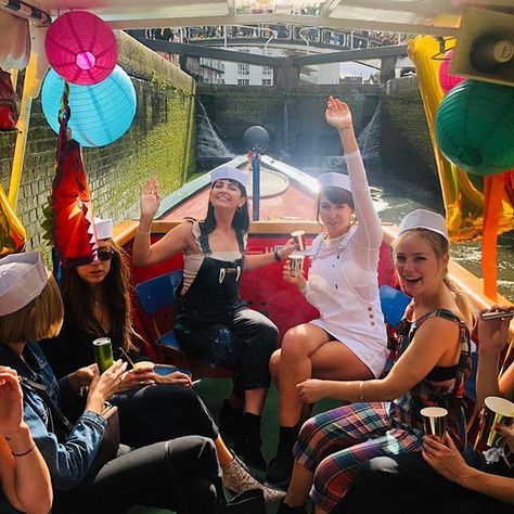 HEN PARTY LOVE 💖 Loving these fab pics from Jenny’s hen, which included a luxury private dining bottomless brunch, canal boat and a super cool East London venue for a private party in the evening.  #henpartyideas #alternativehenpartyplanners #coolhen #henparty #hendo Brunch London, Summertime Aesthetic, London Images, Hen Party Ideas, London Activities, London Party, Life Drawing Classes, Bottomless Brunch, London Venues