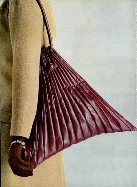 1962....pleated leather bag...love... 80s Bags Vintage, 60s Bags, Sac En Cuir Diy, Pleated Bag, Profile On Instagram, Mode Inspo, Homecoming Makeup, Cute Bags, Looks Style