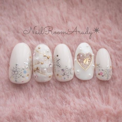 nice 15 Stunning Nail Art for the Valentine's Day Check more at https://www.thiswaycome.com/stunning-nail-art-valentines-day/ Nail Noel, Nail Art Noel, Xmas Nail Art, Japanese Nail, Stiletto Nail Art, Japan Kawaii, Holiday Nail Designs, Beauty Nails Design, Japanese Nail Art