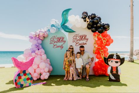 Twin Birthday Decoration Ideas, Sibling Birthday Theme Ideas, Twins Birthday Backdrop, Twins Balloon Decoration, Mixed Gender Birthday Party Ideas, Double Party Ideas, Twins 5th Birthday Party Ideas, 1st And 5th Combined Birthday Party, Boy And Girl Themed Birthday Party