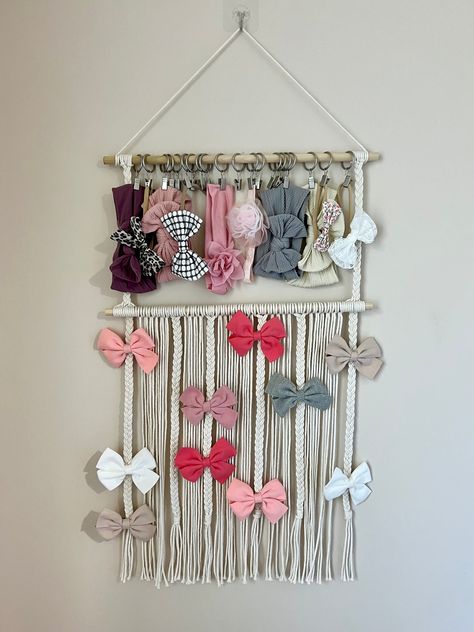 Diy Bow And Headband Holder, Boho Headband Holder, Headband Holder Nursery, Macrame Bow Holder Diy, Bow Holder Diy, Macrame Bow Holder, Macrame Bow, Diy Headband Holder, Diy Bow Holder