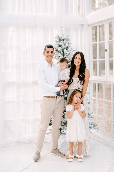 Neutral Christmas Photos Family, Christmas Photos Outfits, Mini Outfit, Bold Makeup Looks, Family Christmas Pictures, Xmas 2024, Christmas Shoot, Christmas Picture, Family Poses