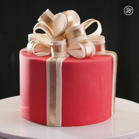 The most beautiful present cake! #cake #decorations #sweets #dessert Shaped Birthday Cake, Kue Fondant, Present Cake, Red Cake, Cake Decorating Piping, Christmas Cake Decorations, Creative Cake Decorating, Cake Decorating Frosting, Cake Decorating Videos