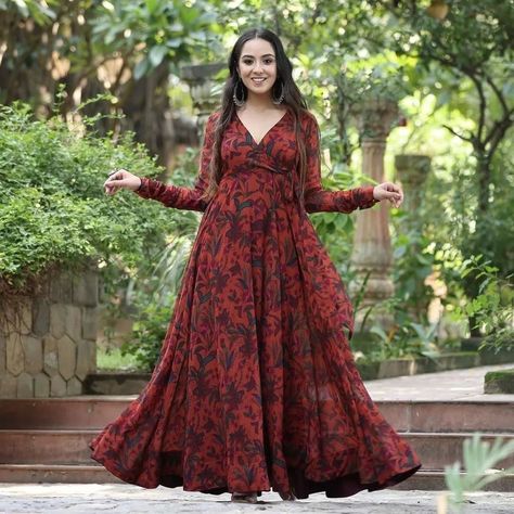 ₹849 😍👩🏻‍🦰👩🏻‍🦰👩🏻‍🦰👩🏻‍🦰👩🏻‍🦰🥰 This shaded maxi dress is a perfect pretty look. The contrasting colors complement each other. The Dress made in georgette print is refreshing and ruffle sleeve is adding perfection to the western look. Febric:- Fox Grorgett With lining with belt ...