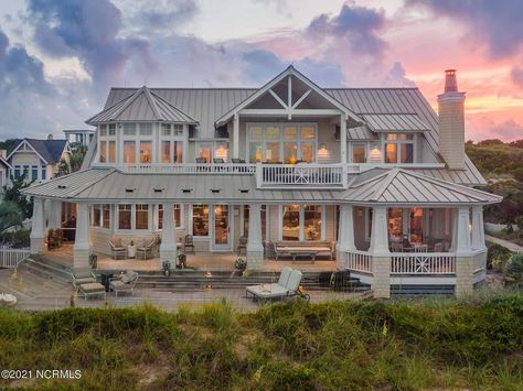 American Coastal House, Surburban Beach House, Fancy Beach House Exterior, Beachside House Exterior, Big Beach House Aesthetic, Summer Beach House Exterior, Bloxburg Costal House Exteriors Ideas, Costal House Exteriors, Dream Beach Houses Exterior