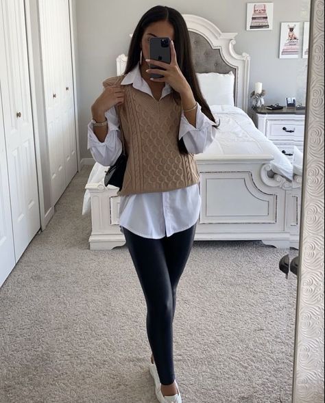 What if You Still Love the Skinny Jeans? | The Thrill of the hunt Simple Work Outfits, Vest Outfits For Women, Sweater Vest Outfit, Winter Fashion Outfits Casual, Business Casual Outfits For Work, Populaire Outfits, Classy Work Outfits, Stil Inspiration, Ținută Casual