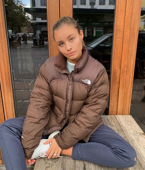 @slufoot • Instagram photos and videos The North Face Puffer Jacket Outfit, North Face Puffer Jacket Outfit, Brown North Face, Doudoune The North Face, The North Face Puffer Jacket, Brown Puffer Jacket, North Face Outfits, Puffer Jacket Outfit, The North Face Puffer