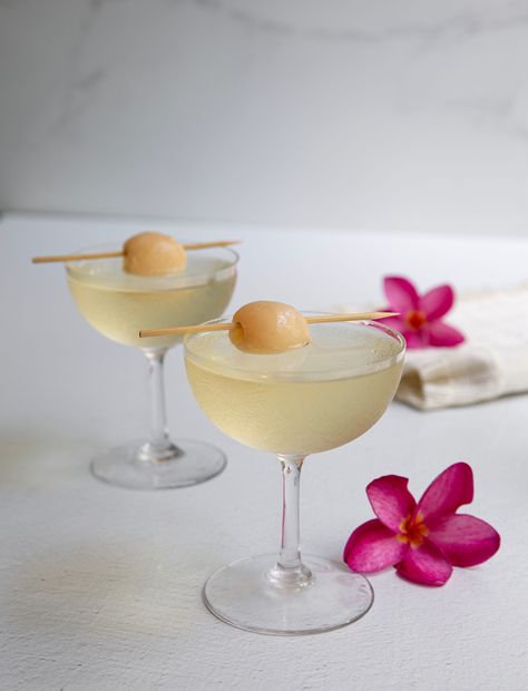 This sake lychee martini is delicious and has a strong lychee taste to it. This drink is the perfect combination of sweet and strong. Sake Lychee Martini, Sake Drinks, Lychee Mocktail, Lychee Recipes, Lychee Cocktail, Lychee Martini, Martinis Drinks, Soup In A Jar, Cocktail Ideas