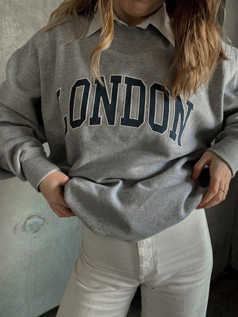 Old Money Crewneck Outfit, Collar Under Sweatshirt, Collar Crewneck Outfit, Collar Sweatshirt Outfit, Vintage Sweatshirt Outfit, Shirt And Flared Jeans, Brandy Melville London, Sweatshirt And Shirt Outfit, Shirt Sweater Outfit