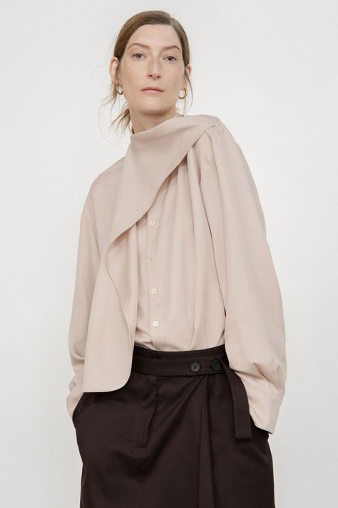 Eudon Choi Pre-Fall 2023 Collection | Vogue Eudon Choi, Pre Fall 2023, Fashion Runway Show, Fall Blouse, Pre Fall Collection, Womenswear Fashion, Unisex Dress, Runway Trends, 2023 Collection