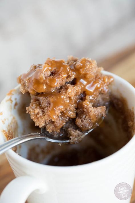 Celebrate apple season with this salted caramel apple spice mug cake! Less than 5 minutes gets you a single serving cake to satisfy that sweet tooth! Cup Meals, Caramel Apple Snacks, Spice Mug Cake, Dessert In A Mug, Single Serve Cake, Caramel Apple Spice, Caramel Apples Recipe, Ready Meals, Brownie Cups