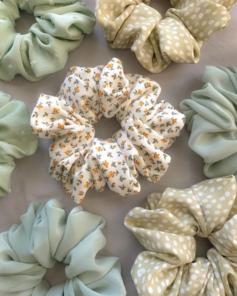 Scrunchies Ideas, Bow Designs, Pola Macrame, Diy Hair Scrunchies, Books Illustration, Diy Hair Accessories Ribbon, Hair Tie Accessories, Floral Scrunchie, Scrunchies Diy