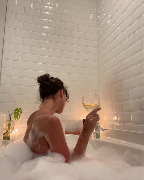 bubble bath wine curly hair bath tub photoshoot Bath Tub Aesthetic, Bubble Bath Photography, Bubble Bath Aesthetic, Bathtub Pictures, Bathtub Aesthetic, Bathtub Photography, Bath Pictures, Aesthetic Bath, Bath Aesthetic