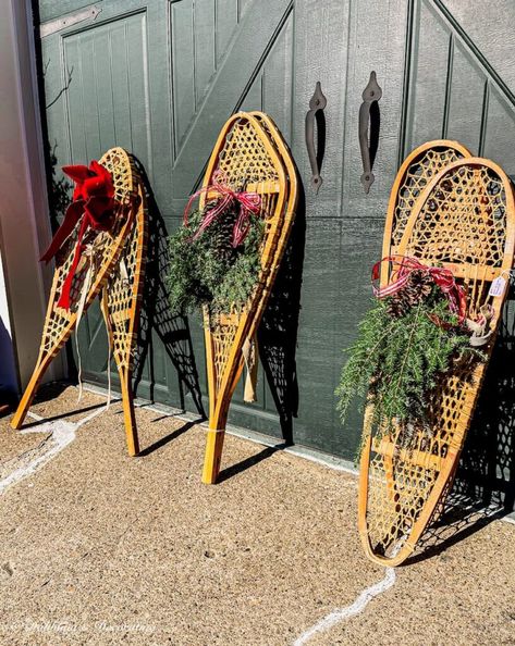 Snow Shoes Decor, Snowshoe Decor, Christmas Window Boxes, Lodge Aesthetic, Old Crock, Vintage Skis, Antique Hutch, Christmas Place Settings, Ski Lodge Decor