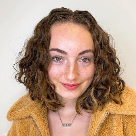 Curly Hair Big Forehead, Kręcony Bob, Curly Angled Bobs, Long Curly Bob, Haircut For Big Forehead, High Forehead, Anti Frizz Hair, Fine Curly Hair, Black Curls