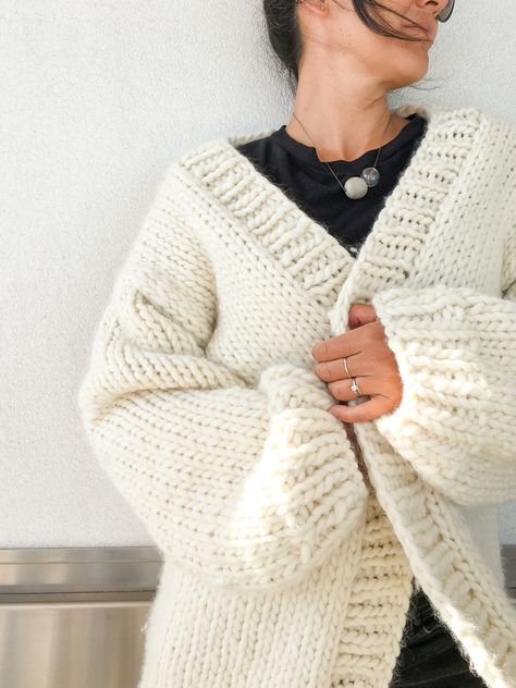 We all need a gorgeous chunky cardigan like this! Simone Cardigan from We Are Knitters http://www.flaxandtwine.com/2017/05/simone-chunky-cardigan-knitting-pattern/?utm_campaign=coschedule&utm_source=pinterest&utm_medium=Flax%20and%20Twine&utm_content=Simone%20Chunky%20Cardigan%20Knitting%20Pattern%20and%20Kit Chunky Cardigan Knitting Pattern, Oversize Cardigan Knitting Pattern, Chunky Cardigan Pattern, Dik Vest, Chunky Knit Sweater Pattern, Cardigans Crochet, Socks Outfit, Oversize Cardigan, Chunky Sweater Cardigan