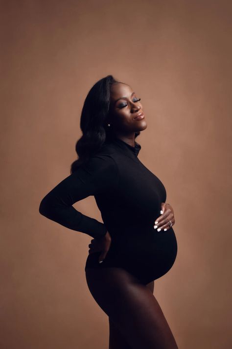 Ask The Pro: When Should I Book My Maternity Photoshoot? 34 Weeks Pregnant, Second Pregnancy, Pregnant Mother, Pregnancy Wardrobe, Studio Photoshoot, Pregnant Mom, Maternity Photoshoot, First Time Moms, Growing Family