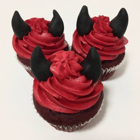 Devil cupcakes Hazbin Hotel Birthday Party, Hazbin Hotel Birthday, Pennywise Cupcakes, Seal Cupcakes, Goth Cupcakes, Halloween Cookies Decorated, Hotel Party, Astuces Diy, Ange Demon