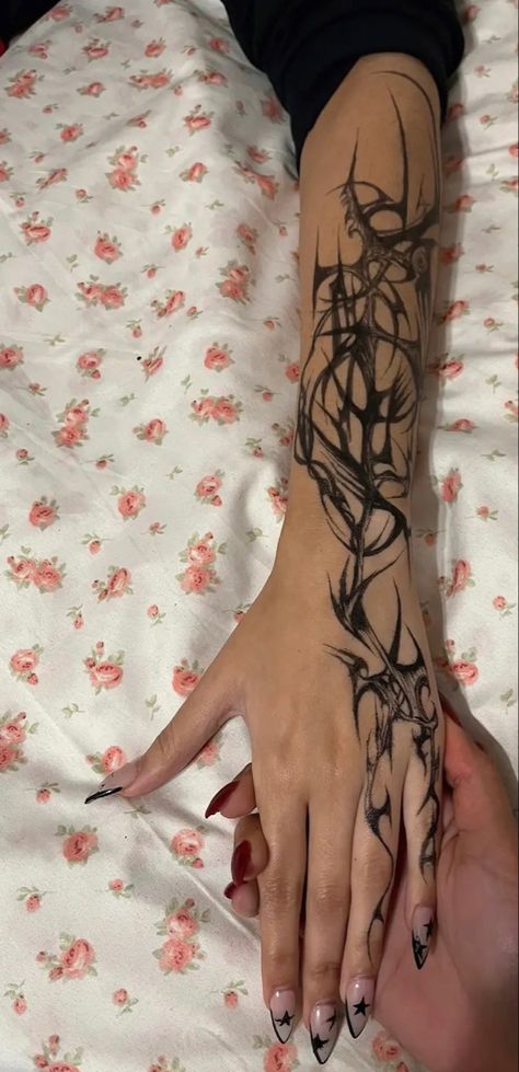 Hand Tattoos With Pen, Goth Architecture, Cybersigilism Tattoo, Gotik Tattoo, Feminine Skull Tattoos, Basic Tattoos, Goth Tattoo, Hand And Finger Tattoos, Wicked Tattoos