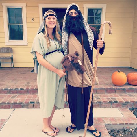 Mary and Joseph Halloween costume. Mary And Joseph Costumes, Halloween Kostüm Joker, Joseph Costume, Funny Couple Costumes, Pregnancy Costumes, Pregnant Halloween Costumes, Halloween Parejas, Elegantes Business Outfit, Mary And Joseph