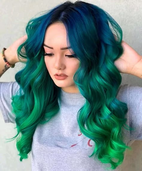 Cool Colored Hair Ideas, Christmas Hair Dye, Green Hair Ombre, Purple And Green Hair, Pelo Editorial, Color Melting Hair, Hair Styles For Girls, Neon Green Hair, Lavender Hair Colors