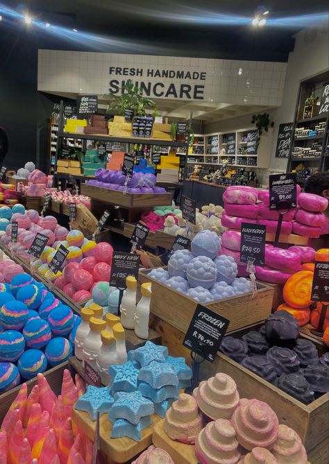 Lush Bathbomb Aesthetic, Lush Products Aesthetic, Lush Soap, Lush Store, Girly Christmas Gifts, Bath Boms, Aesthetic Bath, Best Christmas Toys, Craft Shed