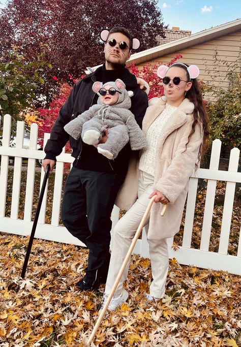 #halloween #familycostumes #halloweencostume #halloweenideas #familyhalloween Matching Family Halloween Costumes, Disfarces Halloween, Family Halloween Costume Ideas, Family Themed Halloween Costumes, Old Halloween Costumes, First Halloween Costumes, Newborn Halloween Costumes, Family Halloween Costume