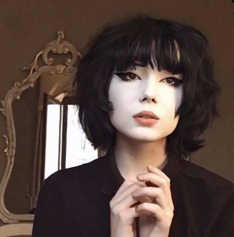 Goth Haircut Short Bangs, Vamp Bangs Short Hair, Short Goth Haircuts For Women, Goth Bob Hair, V Bangs Goth Short Hair, Short Vampire Hair, Alt Bob With Bangs, Goth Hair With Bangs, Short Alternative Haircuts With Bangs