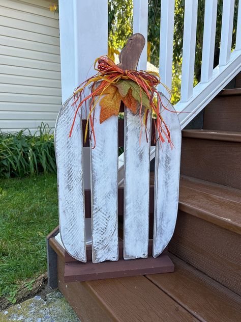 📬 WE OFFER LOCAL PICK UP AND DELIVERY! We are located in the Lehigh Valley. Send us a message before your purchase so the shipping and fees are adjusted accordingly. We can reserve your listing for you. 📬 Our beautiful whitewashed pumpkin is the perfect addition to your fall decor collection!  This item is made with premium pine and hand painted. It is guarded by a water-resistant finish to withstand the outdoors, but would also be lovely indoors.   This is our standard model, but we can custom create yours any way you'd like. Send us a message. Each piece is made to order.  Because the pieces are hand-crafted, each one will differ slightly from the others.  Our real, quality wood may have natural imperfections, and hand painting is never exactly the same. We believe this gives each piec Fall Pumpkin Porch Decor, Pallet Wood Pumpkins, Fall Wood Pallet Ideas, Simple Fall Outdoor Decor, Fall Driveway Decor, Pallet Pumpkins Diy, Wood Pumpkins For Porch, Fall Diy Crafts To Sell, Barnwood Pumpkins