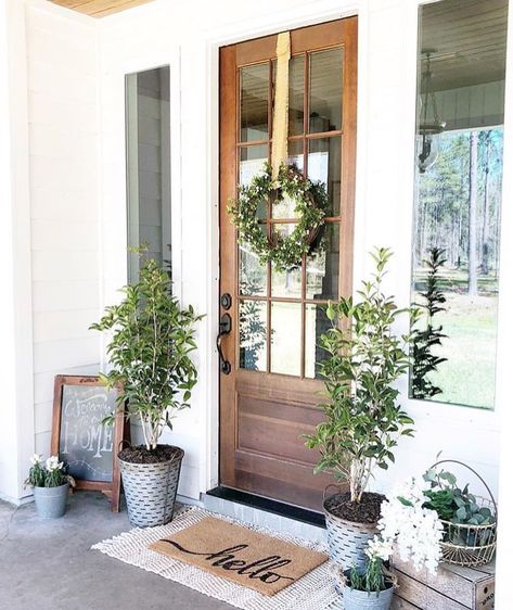 Is this not the most beautiful entry ever?! if you don’t know who the @the_pleasant_farmhouse is, let us introduce you! her home is… Farmhouse Fall Porch Decor, Veranda Design, Farmhouse Front Door, Farmhouse Front Porches, Front Door Entrance, Farmhouse Porch, Design Blogs, Farmhouse Front, Casa Exterior