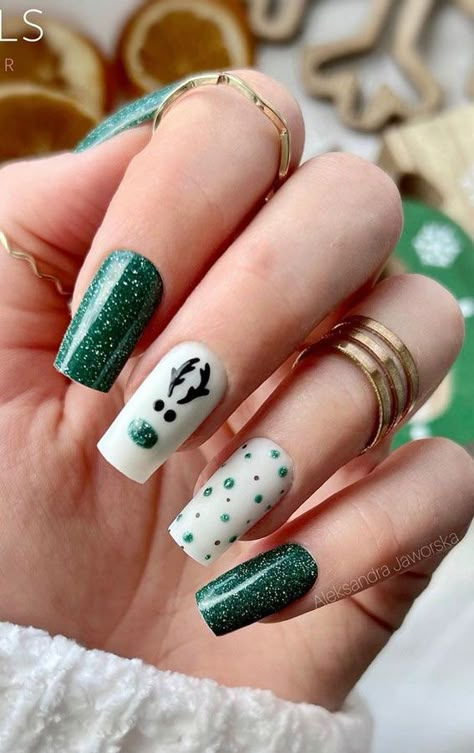 Merry Christmas Manicure, Green Reindeer Nails, Christmas Simple Nail Art, Christmas Nails 2024 Green, Festive Christmas Nails Green, Cute Green Christmas Nails, Christmas Nail Ideas 2023, Red And Green Short Nails, Sparkly Green Christmas Nails