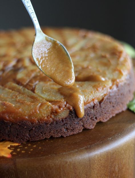 Paleo Caramel Apple Upside Down Cake (AIP) - an easy upside down cake full of Fall flavors, crisp apples, and salted pumpkin caramel sauce! | fedandfulfilled.com Caramel Apple Upside Down Cake, Paleo Caramel, Aip Sweets, Aip Treats, Paleo Cakes, Apple Upside Down Cake, Paleo Cake, Aip Paleo Recipes, Aip Desserts