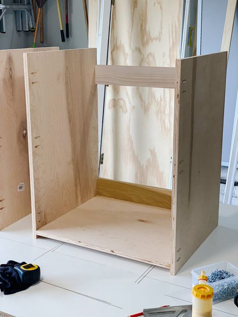 HOW TO BUILD BASIC CABINET BOXES WITH KREG! - making pretty spaces Woodworking Jigs Homemade, Diy Wall Cabinet, Diy Kitchen Cabinets Build, Woodworking Kitchen Cabinets, Building Kitchen Cabinets, Diy Bookshelf, Kitchen Base Cabinets, Cabinet Plans, Cabinet Boxes