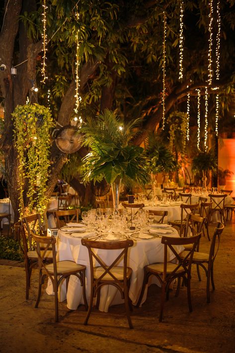 Havana Themed Wedding, Old Havana Decor, Weddings In Colombia, Brazilian Wedding Decorations, Latin Party Theme, Havana Style Wedding, Costa Rica Wedding Decor, Colombia Wedding Ideas, Havana Night Wedding Theme