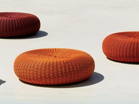 Round garden pouf SHELL by Paola Lenti | #design Francesco Rota Patio Lounge Furniture, Paola Lenti, Cozy Furniture, Iconic Chairs, Outdoor Pouf, Exclusive Furniture, Backyard Projects, Bedding Accessories, Outdoor Ottoman