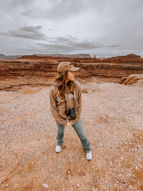 #casualwestern #casual #casualoutfit #comfyoutfit #outdoors #adventure #outdoor #hiking #roadtrip Western Hiking Outfits, Hiking Outfits, Western Outfit, Hiking Outfit, Country Outfits, Outdoor Hiking, Western Outfits, Casual Outfit, Outdoors Adventure