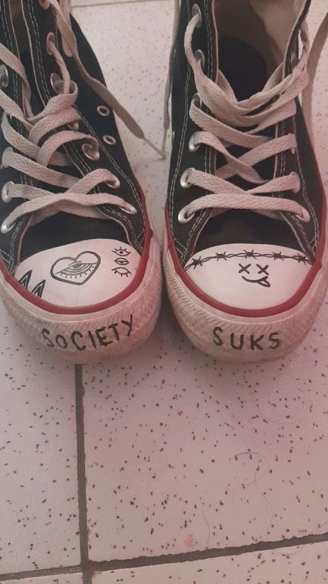 Grunge Converse, Converse Drawing, Converse Noir, Doodle Shoes, Sharpie Shoes, Converse Design, Grunge Shoes, Diy Sneakers, Shoes Quotes