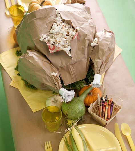 the DIY paper bag turkey can be filled with popcorn for a thanksgiving surprise! Bag Turkey Recipe, Brown Bag Popcorn, Turkey Paper Bag, Popcorn Table, Paper Bag Turkey, Paper Bag Popcorn, Brown Paper Lunch Bags, Charlie Brown Thanksgiving, Diy Paper Bag