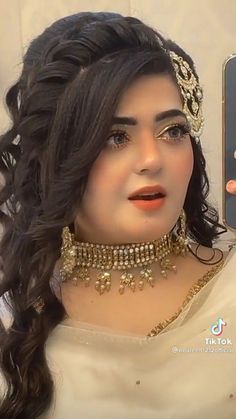 Party Makeup Hairstyles Pakistani, Hearstyle Girl Wedding, Different Hair Styles For Medium Hair, Jhoomer Hairstyle, Hairstyle With Jhumar, Latest Hairstyles With Lehnga, Mehndi Hair Styles, Party Hairstyles For Long Hair, Pakistani Bridal Hairstyles