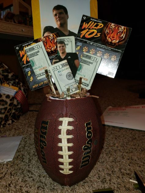 Football Senior Night Gifts Ideas, Senior Day Football Ideas, Football Bf Gifts, Senior Gifts For Football Players, Senior Night Notes, Football Senior Night Ideas High School, Senior Football Gift Ideas, Football Baskets For Boyfriend, Gifts For Football Boyfriend