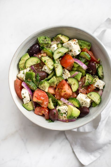 This avocado Greek salad recipe is healthy, fast, and bursting with fresh Mediterranean flavors. This salad is delicious and good for you! Greek Salad Recipe, Plats Healthy, Pasti Sani, Greek Salad Recipes, Läcker Mat, God Mat, Cucumber Tomato, Deilig Mat, Chicken Salad Recipes