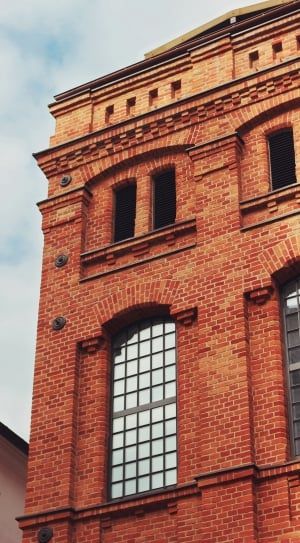 brown brick building free image | Peakpx Brown Brick House Exterior, Brown Brick Houses, Urban Industrial Decor, Living Architecture, Roof Cap, Building Stairs, Brick Detail, Brick Art, Brown Brick