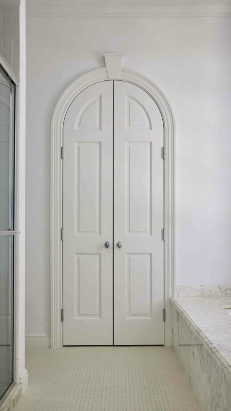 Arched Closet Doors, Southern Townhouse, Indoor Doors Ideas, Arch Door Design, Arched Bathroom, Arched Interior Doors, Curved Door, Arch Door, Arch Doorway