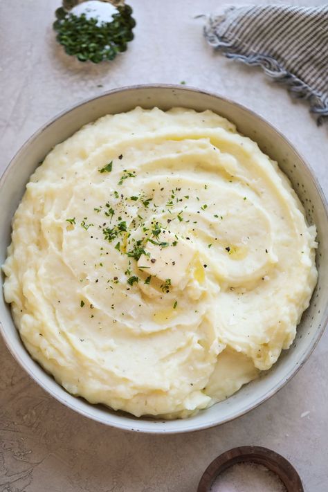 These Instant Pot Mashed Potatoes are an easy side dish perfect for every occasion from Christmas celebrations to weeknight dinners. Russet potatoes are steamed and softened in a pressure cooker and combined with butter, milk, sour cream, and seasonings before being mashed. The result is creamy mashed potatoes perfect for pairing with all your favorite main courses. Copycat Bisquick, Mashed Potatoes With Sour Cream, Potatoes With Sour Cream, Potatoes Instant Pot, Bisquick Recipe, Instant Pot Mashed Potatoes, Healthy Mashed Potatoes, Creamy Garlic Mashed Potatoes, Garlic Mashed Potatoes Recipe