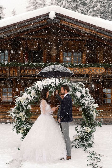 Winter Wedding Arch, Outdoor Winter Wedding, Snowy Wedding, Snow Wedding, Alice In Wonderland Wedding, Wedding In Tuscany, Wedding Themes Winter, Winter Elopement, Wedding Ceremony Backdrop