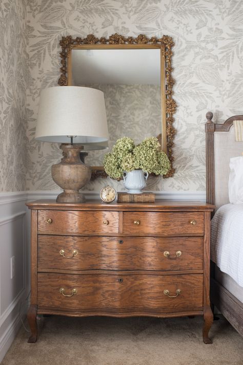 Fabulous and Fresh Farmhouse DIYS and Ideas - The Cottage Market Oak Wallpaper, Sophisticated Wallpaper, Guest Bedroom Design, Antique Bedroom, Fresh Farmhouse, Interior Vintage, Traditional Bedroom Decor, Traditional Bedroom, Wood Dresser