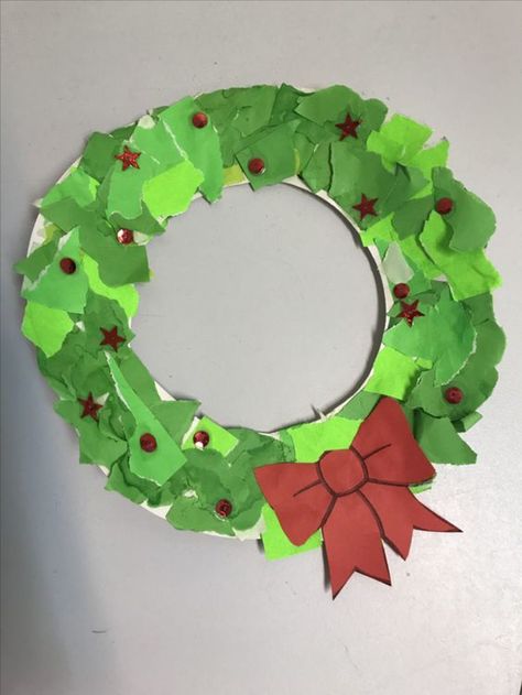 Paper Plate Wreath Craft, Christmas Craft With Paper Plates, Christmas Craft Paper Plate, Paper Plate Wreaths For Kids Christmas, Christmas Wreath Preschool Craft, Torn Paper Christmas Art, Construction Paper Wreath, Christmas Wreath Craft Preschool, Paper Plate Crafts For Kids Christmas