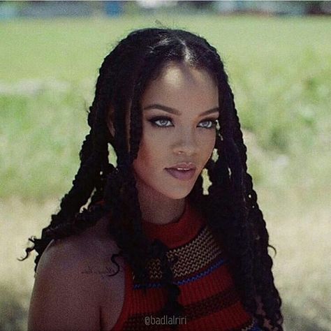 ⚓ ForeveRihanNavy ⚓ on Instagram: “She's perfect 😍❤ #rihanna @badgalriri” Rihanna Braids, Rhianna Hairstyles, Rihanna Face, Best Of Rihanna, Celebrity Wigs, Rihanna Photos, Big Braids, Rihanna Riri, Cute Box Braids Hairstyles