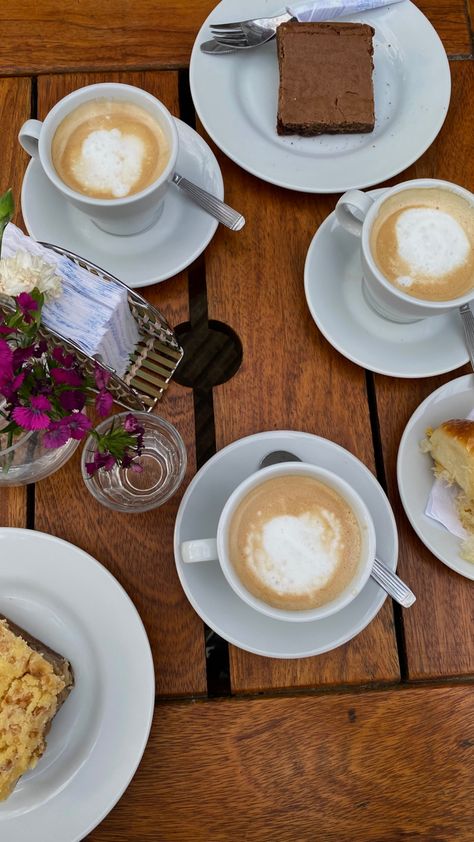 Cafe Con Leche Aesthetic, Merienda Aesthetic, Manifesting 2023, Flat White Coffee, Cafe Aesthetic, Flat White, Aesthetic Coffee, Coffee Time, Good Mood